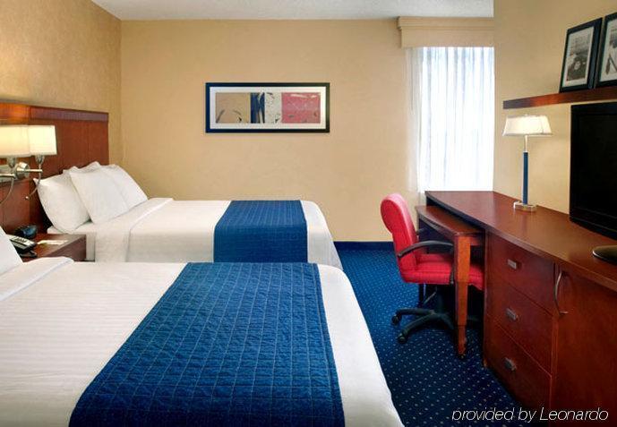 Отель Courtyard Wilmington Downtown Экстерьер фото