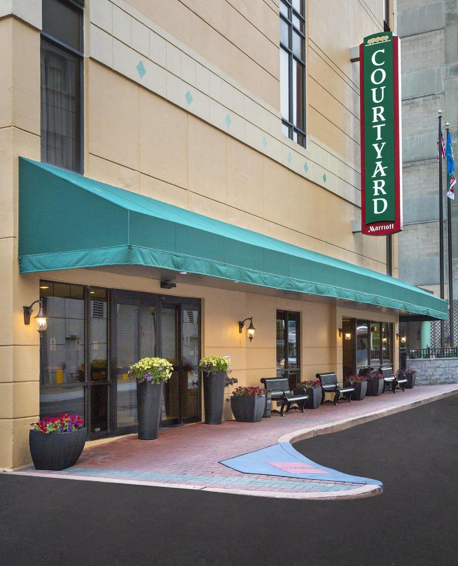 Отель Courtyard Wilmington Downtown Экстерьер фото